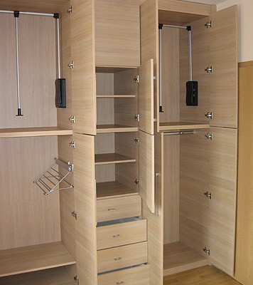 Beépített szekrény, gardrób szekrény ruhalifttel felszerelve